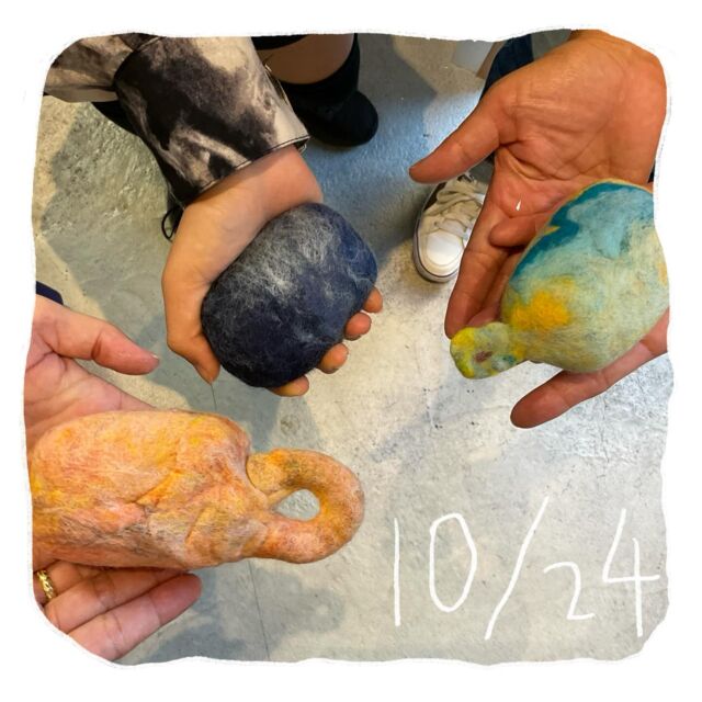 もこもこの羊毛あそび🐏レポート③

2024.10.20
秋の暮らしに不可欠ではないけれど、
フェルトソープをつくるワークショップ🍂

完成したフェルトソープたちは十人十色で宝石のよう

紐をつけたり
つけなかったり

フェルトの厚いところや薄いところも
かわいらしい！

冬のうがい手洗いに毎日使ってください🖖

ご参加いただきありがとうございました！

🐏

次回ワークショップ↓↓
2024.11.4(月・祝)
IKEBUKLO LIVING LOOP
@ikebukuro.living.loop 
東池袋グリーン大通りにて！
フェルトアクセサリー作り
予約不要です✌️

#フェルト #フェルトソープ
#ワークショップ #造形ワークショップ 
#暮らしに不可欠ではないけれど 
#スキアトリエ