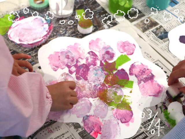 ✈️こんにちは、さようなら、また会いたくなる桜の壁画作り🌸

2025.3.4 成田空港に併設された保育園「NAA保育ルームたんぽぽ」さんにおじゃまして、園児のみなさんと空港を飾る桜の絵づくりをしてきました！

たびたびワークショップのお手伝いをさせていただいているリフレクトアート株式会社のみなさんと、成田空港の職員さん、そして保育ルームの保育士さんたちとのチームアップです✈️

リフレクトアートチームとわだでワークショップ企画を練り、わだがデザインと当日のレクチャーを担当しました

壁画のコンセプトは冒頭の「また会いたくなる桜の壁画作り」
空から見た桜を描いて、行ってらっしゃい、またきてね！の気持ちを伝える絵を作り上げるのが目標です🌸

園児のみなさんには桜の花や葉の形にカットした粘着シートに、絵の具のスタンピングをしてもらいました

初めての20人規模のワークショップ、そして1番小さな子は3歳からということで、準備を万全にしつつもどうなることやら…という心持ちで臨んだ当日

みなさん元気いっぱい、和気あいあい、なのに先生たちの言うことはちゃんと聞けて、とてもえらい…✨

パワフルにどんどん作品を仕上げる子
じっくり取り組む子とさまざまで
大人がたくさんいましたが
園児さんのスピードについて行くのにギリギリなくらい

あっという間の１時間
たくさんの楽しい桜が生まれました！

とてもたのしかったです！

さらに、もっと小さな月齢のお子さんや、保育ルームのスタッフさんたちも後日制作をしてくれ、実に100枚近くの作品が集めてくれたわけです

とっても見応えのある作品群
わだが責任持って壁画に仕上げます！

壁画に仕上げる過程は次のポストで

ワークショップほんとにたのしかったです

ありがとうございました！

---

次回のワークショップは↓

🌲IKEBUKURO living loop

4/5sat  11:00-20:00

池袋東口グリーン大通り

羊毛カーディングとミニフレーム織ができます！

ぜひ遊びにきてください🎵

#ワークショップ東京 #保育園ワークショップ #スタンピング #造形ワークショップ @ #NAA保育ルームたんぽぽ　#成田空港第1ターミナル #成田空港仮囲いプロジェクト